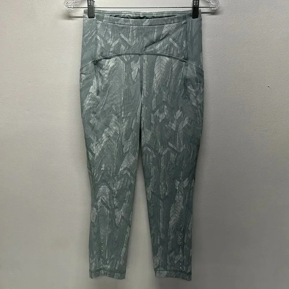 Lululemon Swift Speed Capri High Rise Cropped Leggings Pants 21" Chevron Blue 6